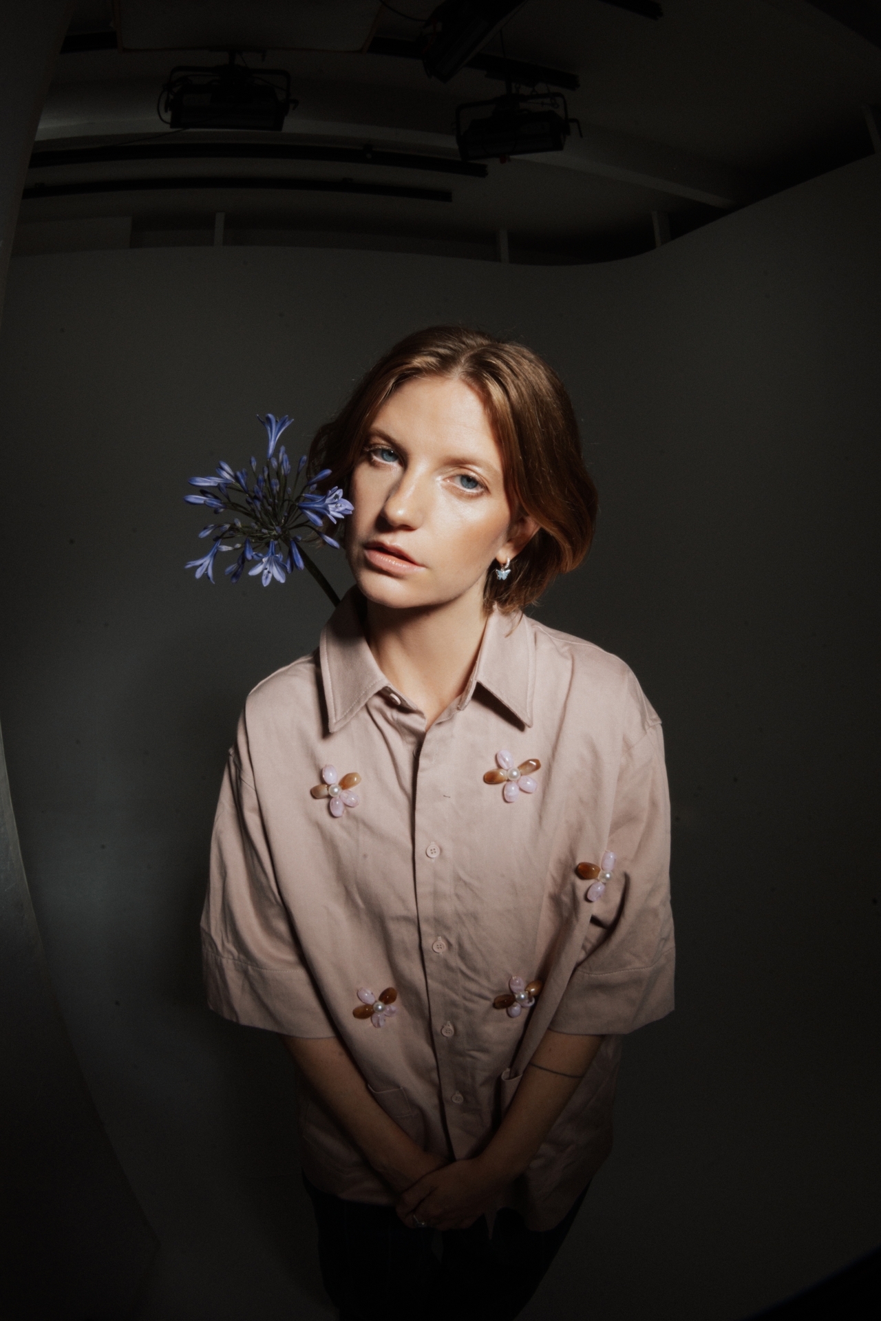 Wilhelmine-Portrait mit Blüten im Jahr 2025